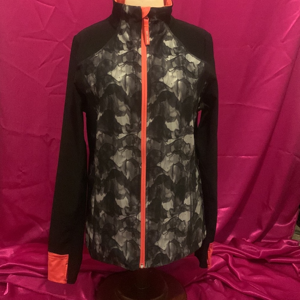 Mondetta zip up NEW with out tags, size S. Thumb holes. Thick material. …